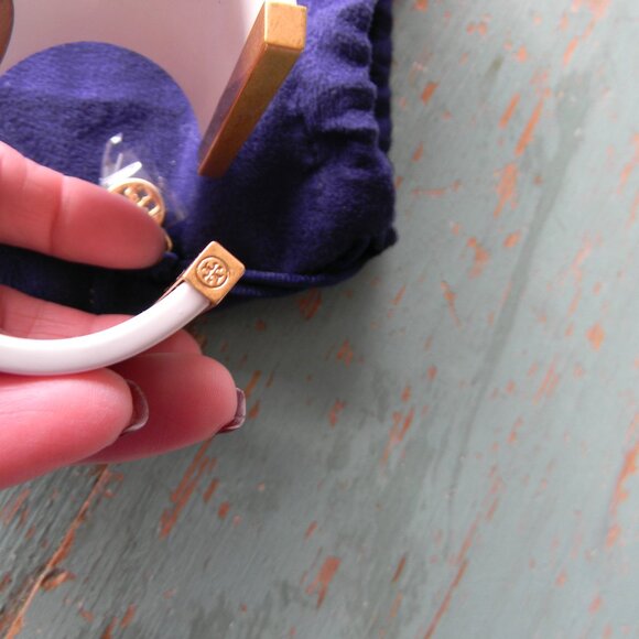 TORY BURCH WHITE LARGE CUFF GOLD CUT-OUT TRIM DETAIL LOGO & DUST BAG - Picture 6 of 7